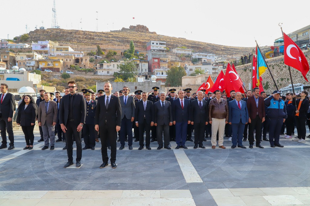 İLÇE KAYMAKAMIMIZ/BELEDİYE BAŞKAN VEKİLİ FATİH ÇEVİK, ATATÜRK ANITI'NA ÇELENK SUNDU