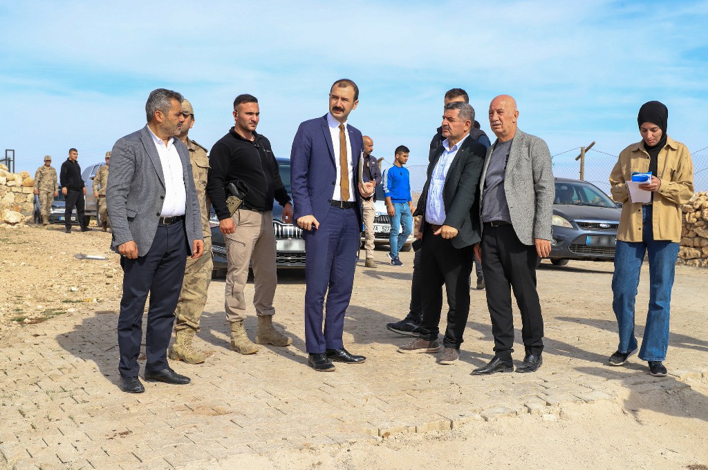 KAYMAKAM/BAŞKAN V. ÇEVİK, MAHALLELERDE PARKE TAŞI ÇALIŞMALARINI PLANLADI